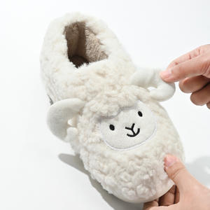 Vente en gros de pantoufles de grande qualité <span class=keywords><strong>pour</strong></span> adultes pantoufles d'intérieur chaudes en peluche de <span class=keywords><strong>mouton</strong></span> <span class=keywords><strong>pour</strong></span> femmes et hommes - Product Image 5