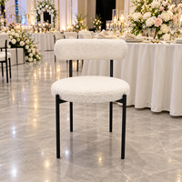 Chaise de salle à manger moderne rembourrée en bouclette, chaise d'appoint en tissu Teddy avec structure en métal noir, chaise de restaurant et café personnalisée en usine