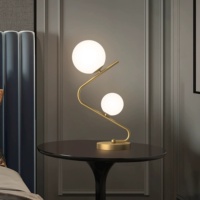 Lampe de table nordique simple, lampe de chevet créative postmoderne pour chambre, lumière chaude et romantique, lampe de lecture à boule de verre