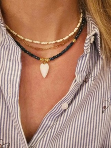 Collier en pierre naturelle bleue avec breloques étoile de mer dorées, bijoux minimalistes d'hiver, ras-de-cou perlé turquoise, bijoux résistants à l'eau - Product Image 2