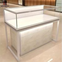 Étagère vitrine à bijoux MOOKOO Atelier Lumina avec éclairage LED, robuste, de haute qualité, avec accents en marbre et dos en verre