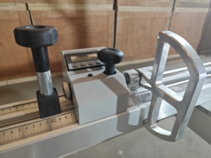 เครื่องตัดไม้ CNC แบบโต๊ะเลื่อน Bon Prix ขนาด 3200 มม. 3800 มม. พร้อมใบเลื่อยสำหรับงานตัดไม้ที่มีความแม่นยำสูง - Product Image 4