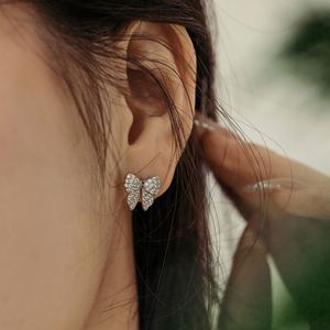 Dylam NUEVO DISEÑO S925 Pendientes de Plata de Ley con Circonita 5A, Baño de Oro de 18K y Rodio, Serie Navideña, con Forma de Mariposa y Lazo - Product Image 5