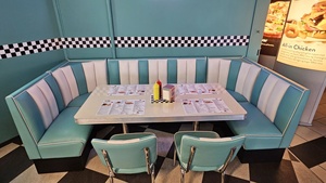 Conjunto de Asientos en Forma de L de Cuero PU Azul <span class=keywords><strong>y</strong></span> Blanco con <span class=keywords><strong>Mesas</strong></span> <span class=keywords><strong>y</strong></span> <span class=keywords><strong>Taburetes</strong></span> Cromados, Muebles Retro <span class=keywords><strong>para</strong></span> Restaurante, Cafetería <span class=keywords><strong>y</strong></span> Hotel - Product Image 3