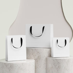 Sac cadeau personnalisé de luxe en papier kraft laminé mat avec feuille d'or gaufrée, réutilisable, recyclable, robuste, avec poignée pour magasin de vêtements - Product Image 1