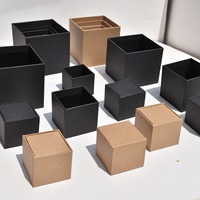 Petite boîte cadeau carrée rigide avec couvercle et base, style vintage neutre, en carton noir et papier kraft, pour bougies et portefeuilles