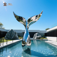 Sculpture de queue de baleine en acier inoxydable poli miroir avec base en forme de vague, statue métallique pour aménagement aquatique d'hôtel