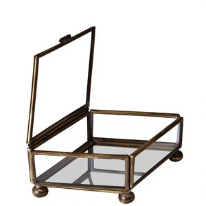 Boîte en métal et verre au design classique pour l'affichage de bijoux, colliers, montres et autres accessoires féminins, boîte de rangement, designs personnalisables - Product Image 1