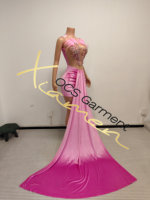 Ocstrade Robes d'anniversaire personnalisées avec bordure en plumes et ourlet long en strass Robes de soirée courtes en strass rose sexy de luxe pour femmes