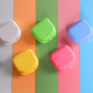 علبة تخزين بلاستيكية مع فتحات تهوية لواقي الفم الليلي وحافظة تقويم الأسنان - Product Image 1