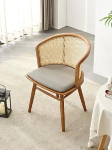Chaise de salle à manger simple et moderne <span class=keywords><strong>en</strong></span> <span class=keywords><strong>bois</strong></span> massif tressé <span class=keywords><strong>en</strong></span> rotin japonais, dossier <span class=keywords><strong>en</strong></span> <span class=keywords><strong>bois</strong></span> de frêne, pour adultes, style décontracté, petite taille, pour la maison - Product Image 4