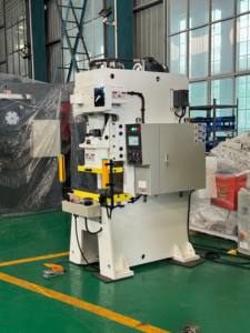 DADI APA 25-315T Servo-Controlled Precision Press Line ISO Vérifié pour la production de panneaux automobiles et de composants de moteur - Product Image 2