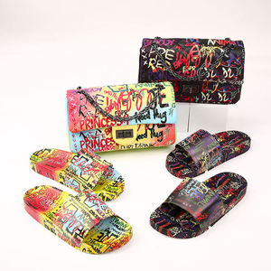 Bolsos de Hombro para Mujer de Alta Calidad al por Mayor 2025, Bolso de Mano con Graffiti Pintado Colorido, Conjunto de Bolso y Sandalias de Moda con Cadenas de Perlas de PU - Product Image 5