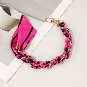 Sac foulard en soie imprimé <span class=keywords><strong>personnalisé</strong></span> <span class=keywords><strong>chaîne</strong></span> <span class=keywords><strong>de</strong></span> <span class=keywords><strong>téléphone</strong></span> décorative résistante aux chutes accessoires <span class=keywords><strong>de</strong></span> sac à <span class=keywords><strong>chaîne</strong></span> en or et argent étui <span class=keywords><strong>de</strong></span> <span class=keywords><strong>téléphone</strong></span> portefeuille - Product Image 5