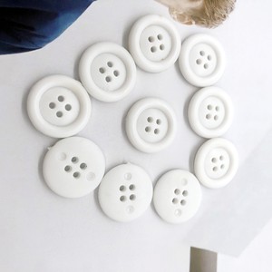 Giao Hàng Nhanh 20Mm Vòng Cao Su 4-Lỗ Nút Màu Trắng Và Màu Đen Cho Quần Áo Trong Kho - Product Image 1