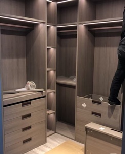 Diseño de Vestidor de Lujo Estilo Boutique <span class=keywords><strong>para</strong></span> <span class=keywords><strong>Dormitorio</strong></span> Principal de Villa, Armario Abierto, Sala de Vestir - Product Image 5