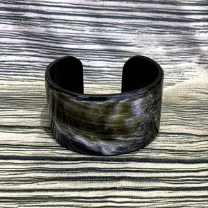 กำไลข้อมือแมกนีเซียทำมือ ลายหินอ่อนสีดำ ดีไซน์ทนทาน - Product Image 1