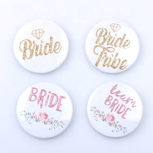Ovelty-insignia personalizada con letras para novia, insignia <span class=keywords><strong>de</strong></span> metal con botón <span class=keywords><strong>de</strong></span> flor para <span class=keywords><strong>despedida</strong></span> <span class=keywords><strong>de</strong></span> <span class=keywords><strong>soltera</strong></span> - Product Image 1