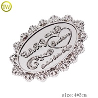 Étiquettes de marque en alliage argenté personnalisées en forme de lettre, accessoires de sac en cuir, plaques métalliques gaufrées pour chapeaux et sacs pour femmes