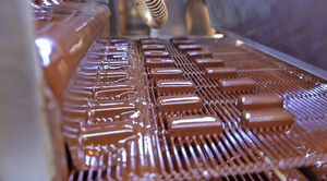 Machine d'enrobage au <span class=keywords><strong>chocolat</strong></span> <span class=keywords><strong>de</strong></span> 8 kg pour biscuits, beignets, gâteaux, ligne d'enrobage au <span class=keywords><strong>chocolat</strong></span> haute efficacité avec tunnel <span class=keywords><strong>de</strong></span> refroidissement - Product Image 3