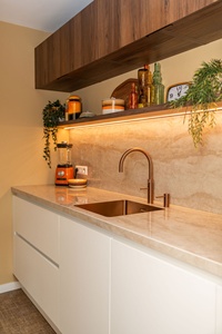 Meuble <span class=keywords><strong>de</strong></span> <span class=keywords><strong>bar</strong></span> <span class=keywords><strong>de</strong></span> cuisine moderne avec tabourets assortis, unités supérieures en bois et inférieures blanches pour espaces <span class=keywords><strong>de</strong></span> vie compacts - Product Image 4