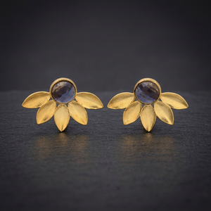 Rehaussez votre style avec les boucles d'oreilles à tige de forme unique en laiton plaqué or avec pierre précieuse Marvel en calcédoine grise - Product Image 3