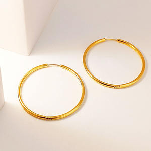 Ensemble de boucles d'oreilles créoles en acier inoxydable plaqué or pour femmes à la mode de haute qualité - Product Image 4