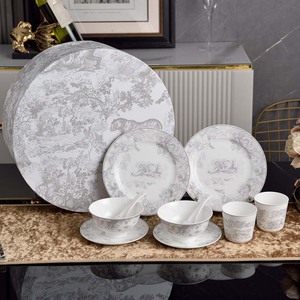 Elegante Juego de Vajilla de Porcelana con Diseño Geométrico Dorado Vintage y Estampado de Animales de la Selva en Gris - Product Image 2