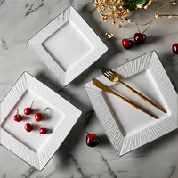 Service de table élégant en porcelaine fine au design vintage, assiettes carrées blanches en céramique avec bordure argentée pour le restaurant