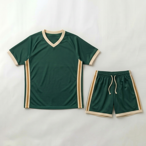 Ensemble maillot et short de football vert à col en V avec logo brodé, kit en polyester respirant pour hommes adultes - Product Image 1