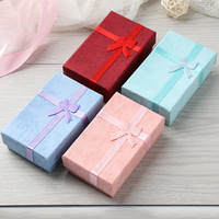 Boîte à bijoux carrée biodégradable pour bagues et bracelets avec impression quadricolore, design nœud, boîte cadeau personnalisable