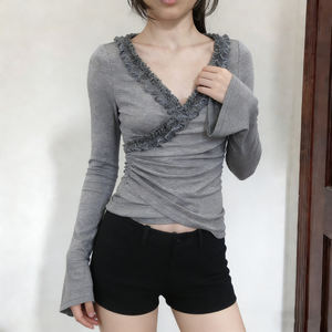 เสื้อแฟชั่นผู้หญิงปี 2026 สีเทา คอวี แต่งลูกไม้ แขนทรงระฆัง สไตล์นุ่มนวล แขนยาว ขายส่ง - Product Image 2