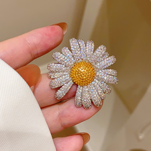 Two-Tone <b>Brass</b> Electroplated Full Diamond Zircon Daisy Brooch Elegant Temperament Women's Anniversary Suit - Product Image 2
