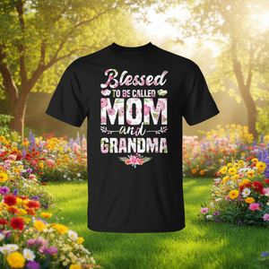 Camiseta floral para el Día de la Madre con la frase «Blessed To Be Called Mom And Grandma» - Product Image 3