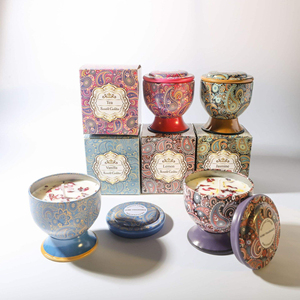 Ensemble cadeau Beeman de 4 bougies parfumées en cire de soja avec fleurs séchées, boîtes en étain faites à la main pour la Saint-Valentin et Diwali - Product Image 3
