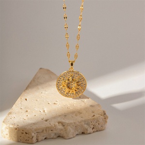 Collar de Mujer de Alta Calidad Chapado en Oro con Colgante Redondo de Zirconia en Forma de Sol - Product Image 5