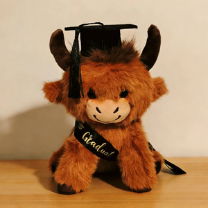 Peluche Vache Assise 25 CM avec Chapeau de Doctorat et Ruban – Cadeau de Remise de Diplôme Universitaire, Souvenir de Cérémonie - Product Image 3