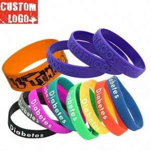 Bracelet en silicone souple personnalisé avec logo, breloque et bande personnalisable – Design Factory - Product Image 1