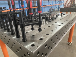 Table de soudage en acier et fonte pour travaux de soudage, une construction en fonte robuste et précise qui assure - Product Image 2