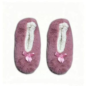 Chaussons d'hiver romantiques antidérapants pour femmes, avec motif cœur, doublure en sherpa et polaire - Product Image 3