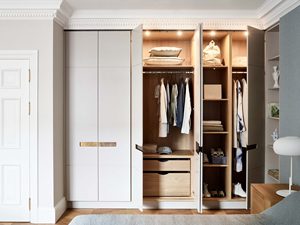 2025 <span class=keywords><strong>Skyline</strong></span> American Luxury Style moderne Ouverture de la porte opposée Armoire à trois rangées avec lumières <span class=keywords><strong>LED</strong></span>