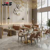Mobilier de restaurant commercial sur mesure J2S avec tables et chaises rembourrées pour les projets hôteliers et d'hôtellerie