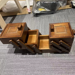 Boîte de présentation en bois personnalisée, organisateur de bijoux pliant fait à la main, boîte de poker sur mesure en bois de noyer - Product Image 1