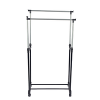 Porte-vêtements en métal sur pied avec roulettes