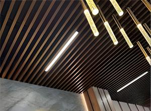 Tube carré en aluminium insonorisant et ignifuge pour plafonds suspendus et plafonds suspendus dans les bibliothèques, les cinémas et les salles de conférence, fabriqué par un fabricant OEM - Product Image 3
