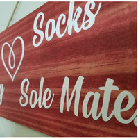 Panneau en bois pour buanderie - 'Chaussettes perdues à la recherche de leur demi-chaussette' pour l'inauguration de la maison