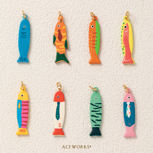 Galería de Pinturas de Sardinas |   Colgante de latón chapado en oro de 18 quilates con dijes de pez sardina pintados a mano con esmalte colorido, colgante marino para la creación de joyas - Product Image 2