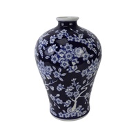 RXAY22-B Vas Porselen Biru dan Putih dengan Motif Bunga Plum di Latar Belakang Biru