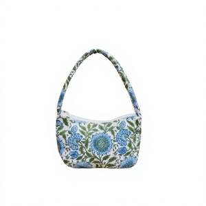 Sac à main matelassé en coton floral unique, sac fourre-tout réutilisable en tissu, sac à bandoulière doux et rembourré pour femme, sac à main personnalisé avec impression, idéal pour un cadeau - Product Image 1