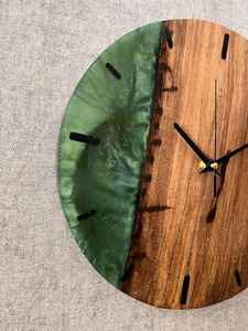 นาฬิกาแขวนผนังเรซิ่นและไม้ ดีไซน์เฉพาะตัว เพื่อตกแต่งบ้านด้วยสไตล์โมเดิร์นแบบเรียบง่าย พร้อมรายละเอียดศิลปะที่เรียบเนียน - Product Image 6